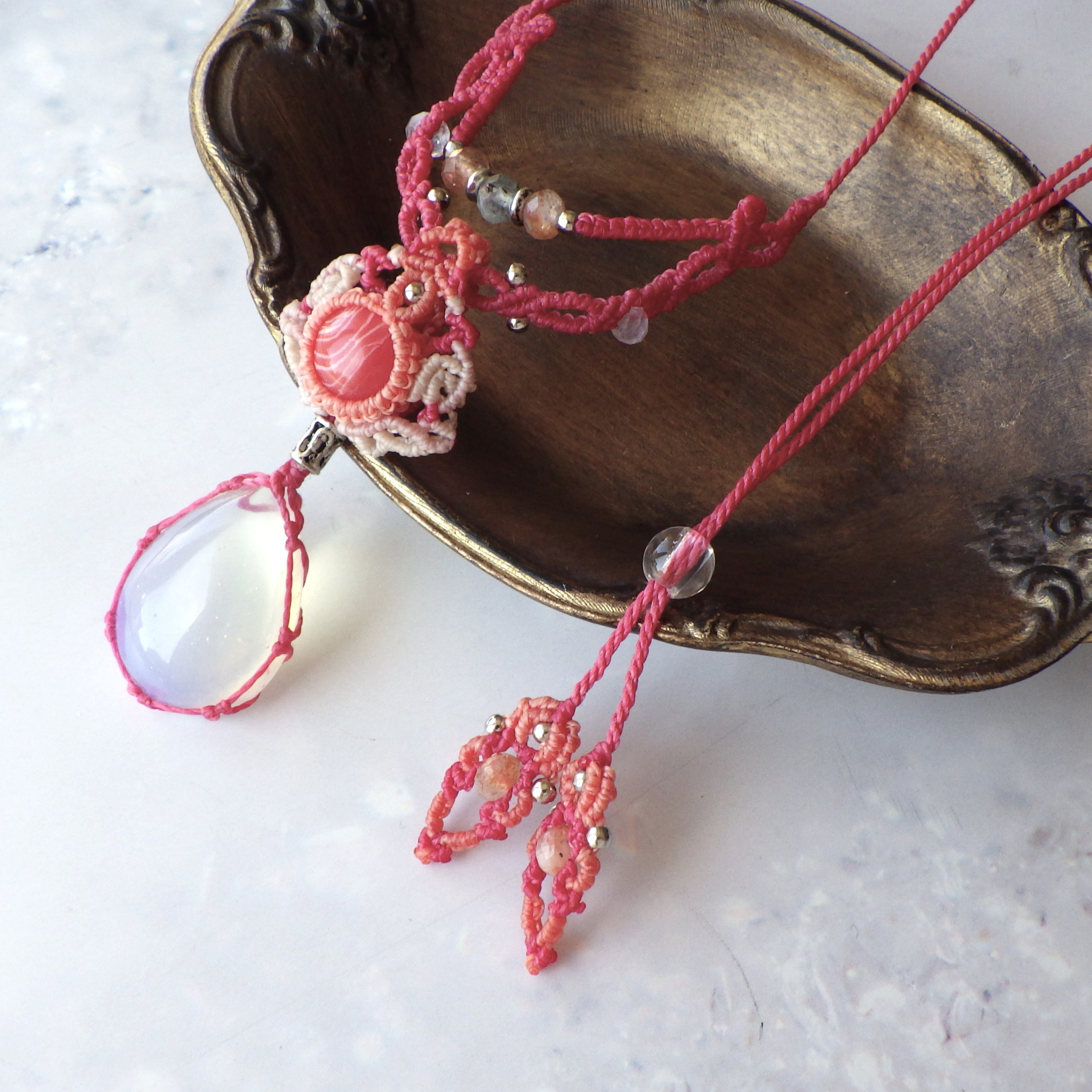 オパライトドロップのマクラメネックレス