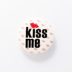kiss me 缶バッジ 缶バッチ【3.1cm】 1枚目の画像