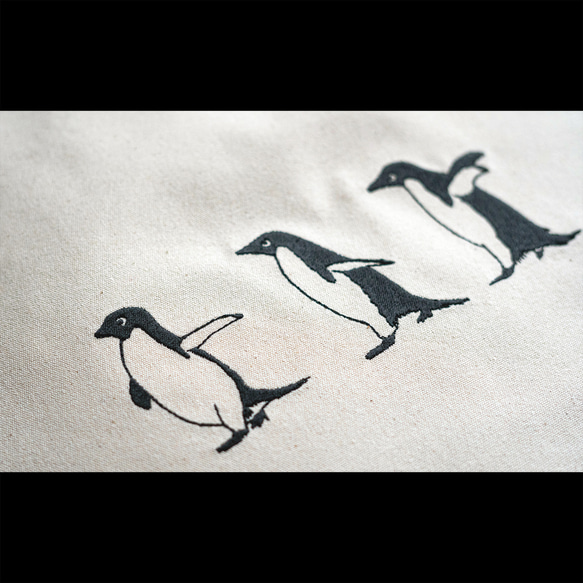 ペンギンさんの刺繍キャンバストートバッグ（3羽）  A4 マチ有り 3枚目の画像