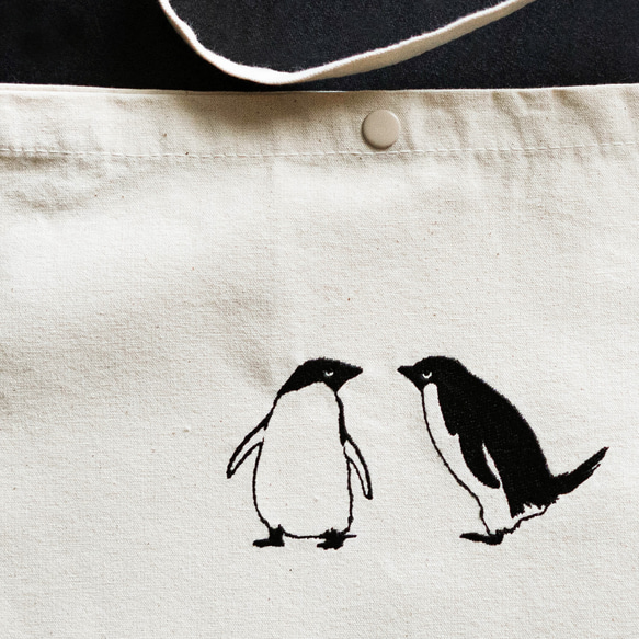 ペンギンさんの刺繍サコッシュ（2羽） 3枚目の画像
