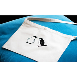ペンギンさんの刺繍サコッシュ（2羽） 2枚目の画像