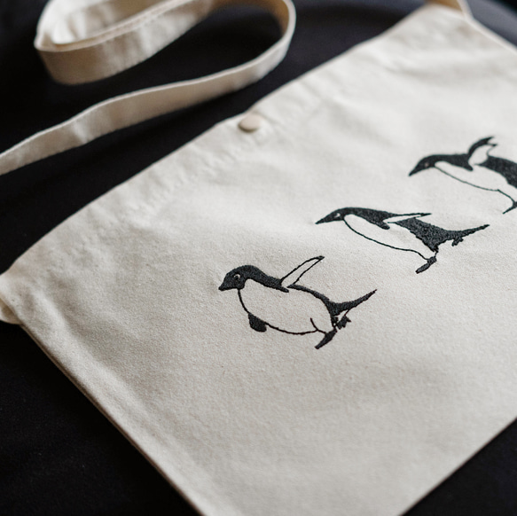 ペンギンさんの刺繍サコッシュ（3羽） 人気・おすすめ｜使いやすい・旅行におすすめ セール中 全国発送 即出荷モデル