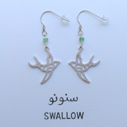 【１点限り】エメラルド付き アラビア語でデザイン “SWALLOW(ツバメ)” 文字絵 つばめピアス 3枚目の画像