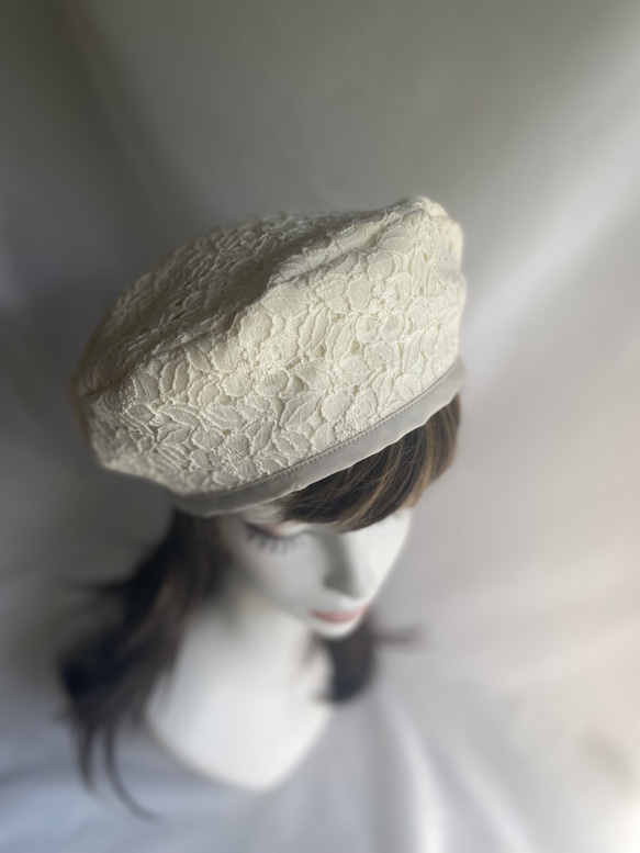 capellaコーデしやすいオフホワイト　コードレース刺繍のベレー帽 5枚目の画像