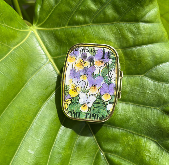 〔ピルケース〕おしゃれでかわいい！持ち運びしやすい外国切手のケース（フィンランド　すみれ）ラッピング無料！プレゼントにも 3枚目の画像