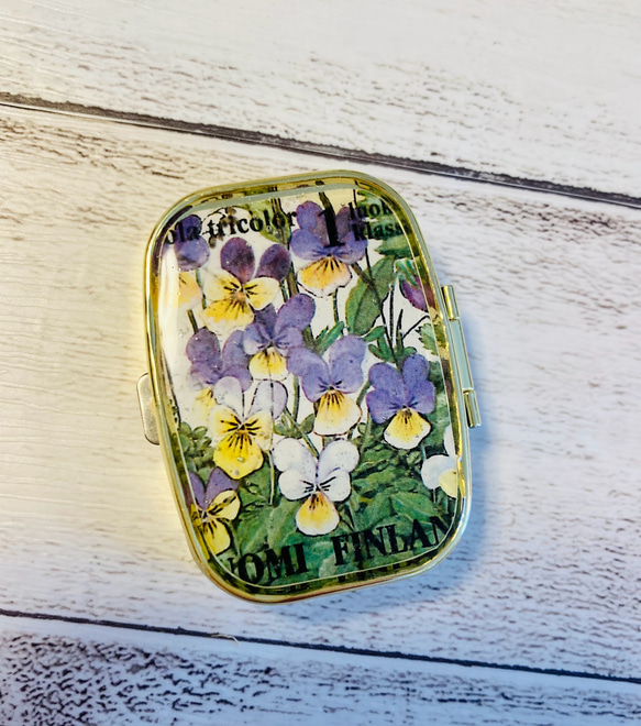 ピルケース〕おしゃれでかわいい！持ち運びしやすい外国切手のケース