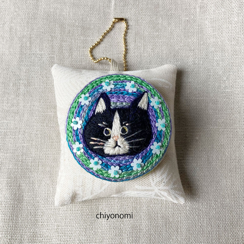 ハチワレ猫の刺繍ブローチ ブローチ chiyonomi（ちよのみ） 通販 