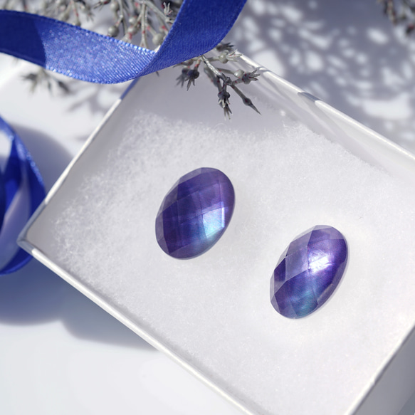 ブルーシェルと水晶による虹の光抱くピアス　～朧夜（おぼろよ） 7枚目の画像