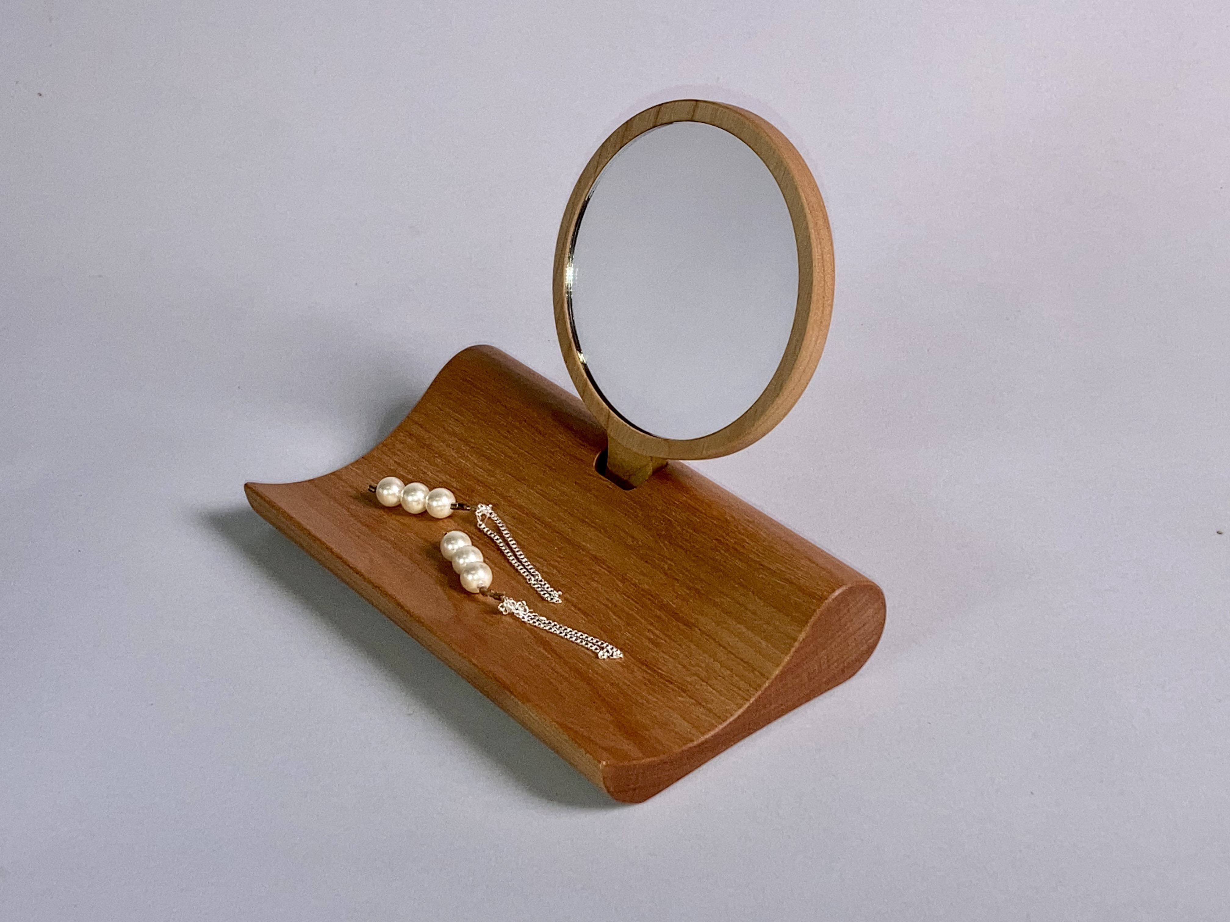 デコ・アクセサリー(取り外すと手鏡になるミラーとアクセサリーを使いながら飾る木製スタンドトレー、樺材)