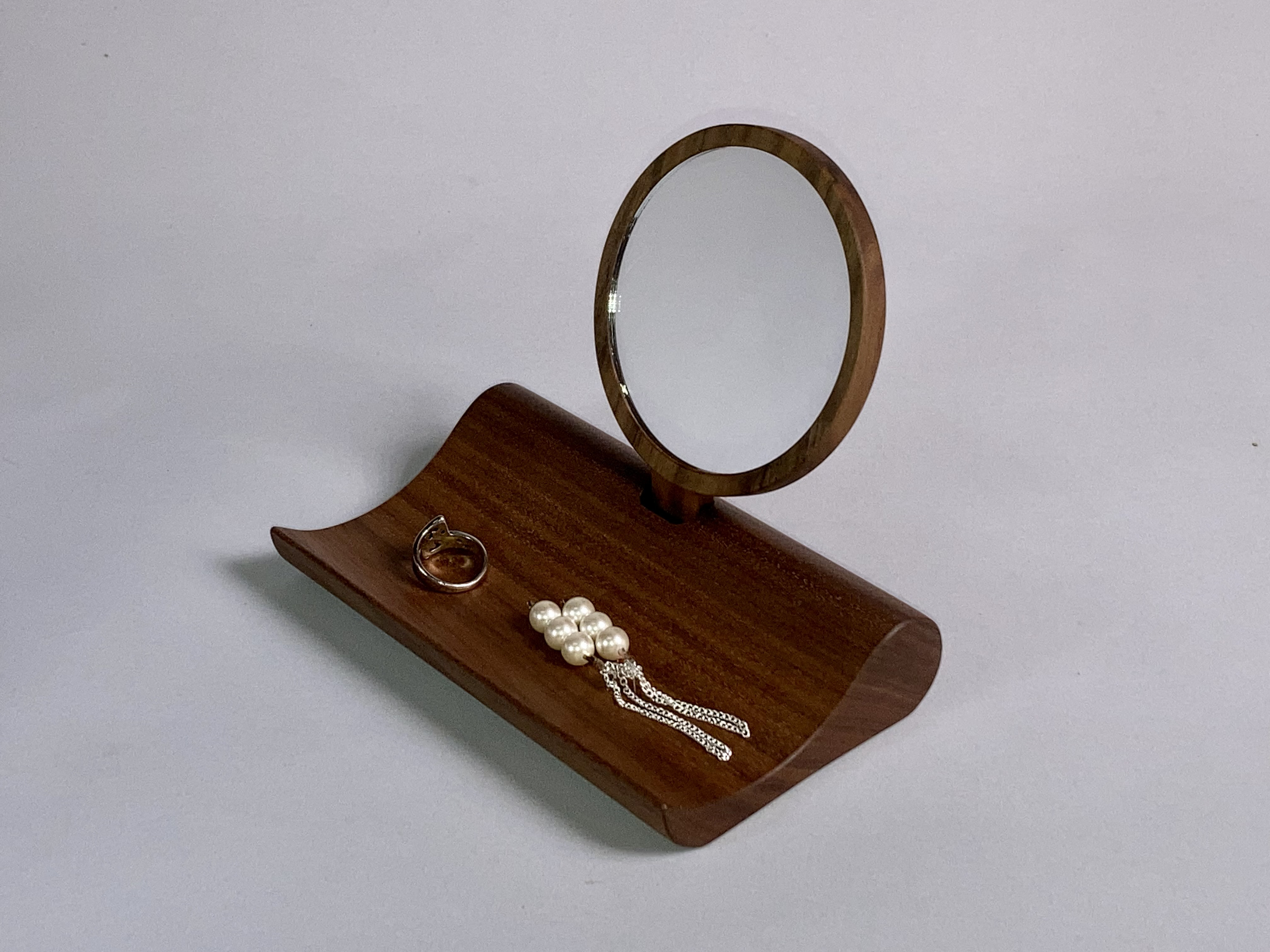デコ・アクセサリー(取り外すと手鏡になるミラーとアクセサリーを使いながら飾る木製スタンドトレー、ウォールナット材)