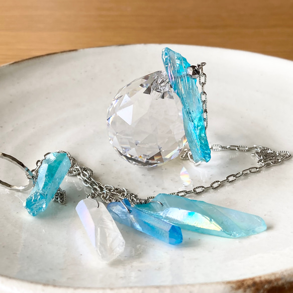 軽やかな気持ちに♡水色・青色・白色のラフカット水晶とプレシオサクリスタルガラスのサンキャッチャー 3枚目の画像