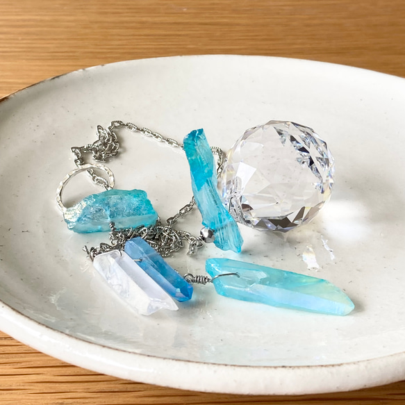 軽やかな気持ちに♡水色・青色・白色のラフカット水晶とプレシオサクリスタルガラスのサンキャッチャー 9枚目の画像