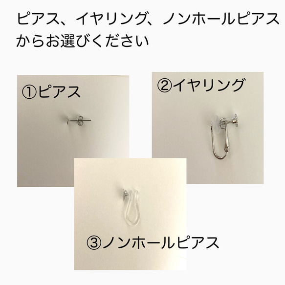 水色小花のリース風ピアス 3枚目の画像