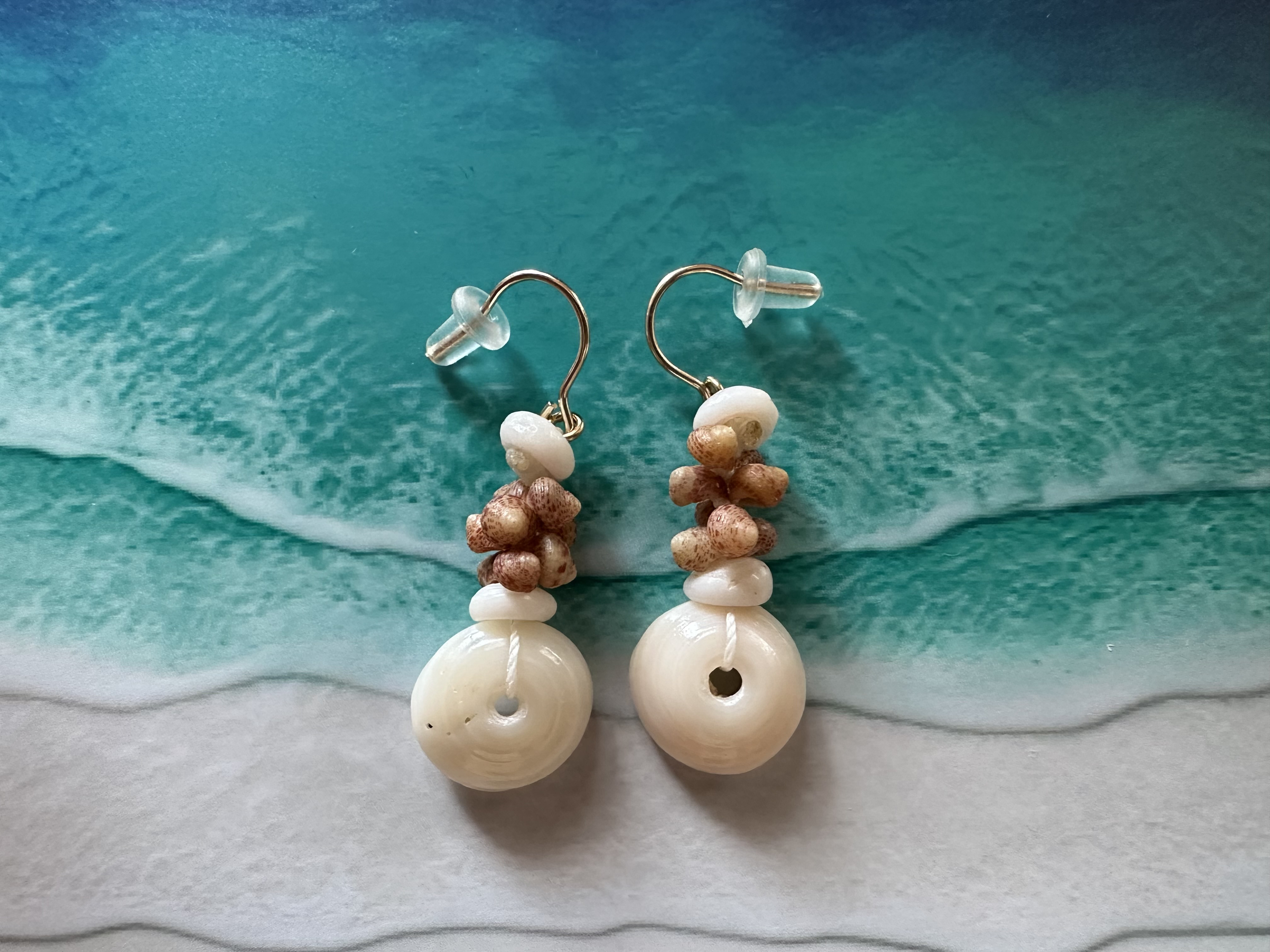 ニイハウカヘレラニシェルとオアフプカシェルのピアス