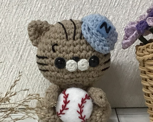 ニット帽被ったぽっちゃり白ネコちゃん あみぐるみ ハンドメイド