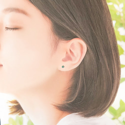 【小さなエメラルドのシンプルな一粒スタッドピアス】緑/3mm/天然石/サージカルステンレス / つけっぱなしok 13枚目の画像