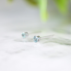 【小さなエメラルドのシンプルな一粒スタッドピアス】緑/3mm/天然石/サージカルステンレス / つけっぱなしok 5枚目の画像