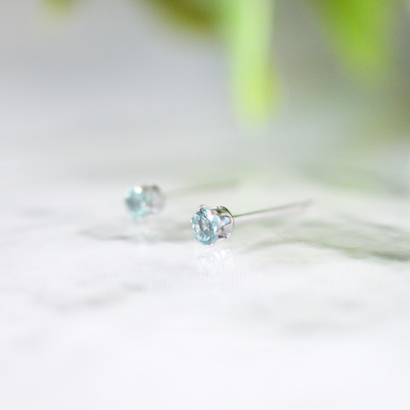 【小さなエメラルドのシンプルな一粒スタッドピアス】緑/3mm/天然石/サージカルステンレス / つけっぱなしok 5枚目の画像