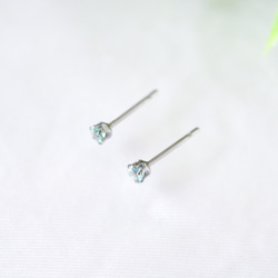 【小さなエメラルドのシンプルな一粒スタッドピアス】緑/3mm/天然石/サージカルステンレス / つけっぱなしok 6枚目の画像