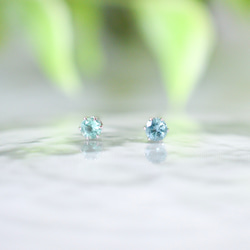 【小さなエメラルドのシンプルな一粒スタッドピアス】緑/3mm/天然石/サージカルステンレス / つけっぱなしok 4枚目の画像