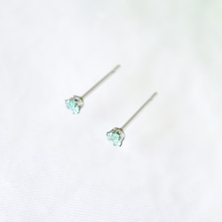 【小さなエメラルドのシンプルな一粒スタッドピアス】緑/3mm/天然石/サージカルステンレス / つけっぱなしok 3枚目の画像