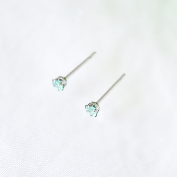 【小さなエメラルドのシンプルな一粒スタッドピアス】緑/3mm/天然石/サージカルステンレス / つけっぱなしok 3枚目の画像