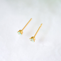 【小さなエメラルドのシンプルな一粒スタッドピアス】緑/3mm/天然石/サージカルステンレス / つけっぱなしok 9枚目の画像