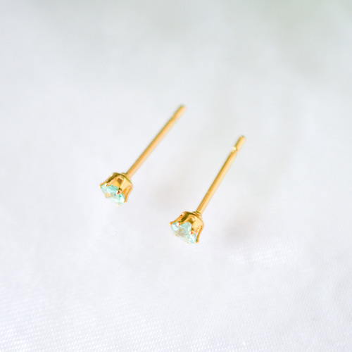 小さなエメラルドのシンプルな一粒スタッドピアス】緑/3mm/天然石