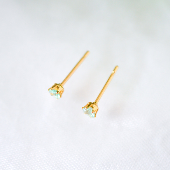 【小さなエメラルドのシンプルな一粒スタッドピアス】緑/3mm/天然石/サージカルステンレス / つけっぱなしok 9枚目の画像