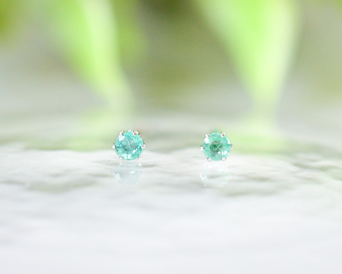 小さなエメラルドのシンプルな一粒スタッドピアス】緑/3mm/天然石