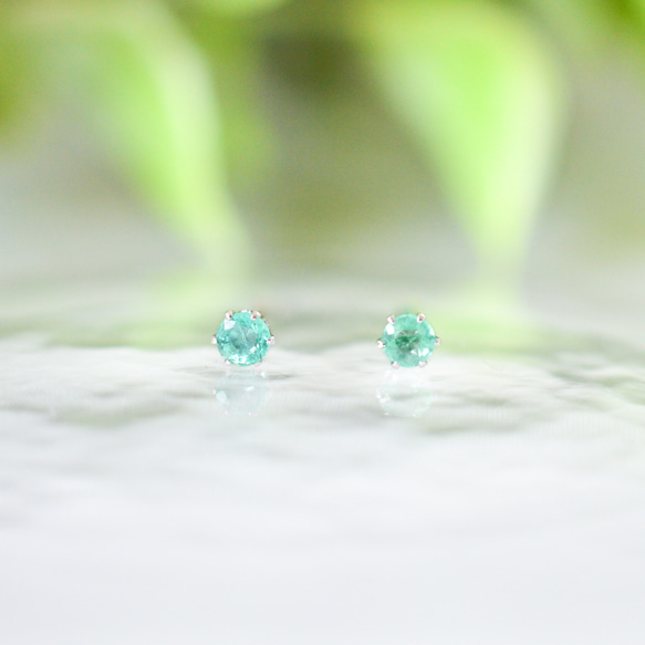 【小さなエメラルドのシンプルな一粒スタッドピアス】緑/3mm/天然石/サージカルステンレス / つけっぱなしok 1枚目の画像
