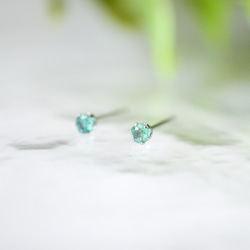 【小さなエメラルドのシンプルな一粒スタッドピアス】緑/3mm/天然石/サージカルステンレス / つけっぱなしok 2枚目の画像