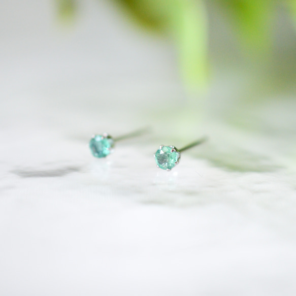 【小さなエメラルドのシンプルな一粒スタッドピアス】緑/3mm/天然石/サージカルステンレス / つけっぱなしok 2枚目の画像