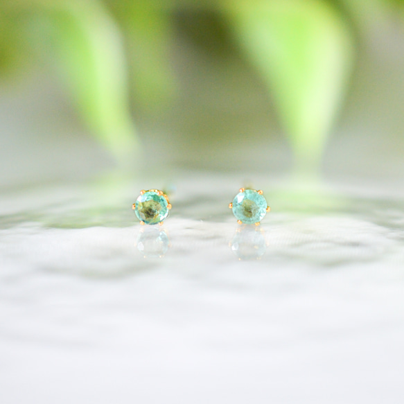 【小さなエメラルドのシンプルな一粒スタッドピアス】緑/3mm/天然石/サージカルステンレス / つけっぱなしok 7枚目の画像