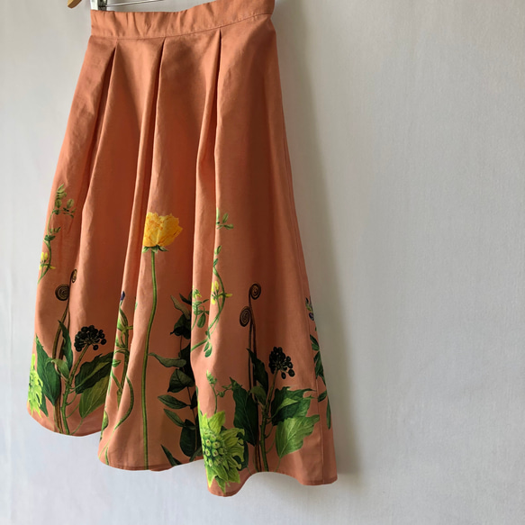 【サーモンピンク】「春の植物たち」ボタニカルアートのソフトプリーツスカート【コットンリネン（綿麻）/後ろギャザースカート 2枚目の画像