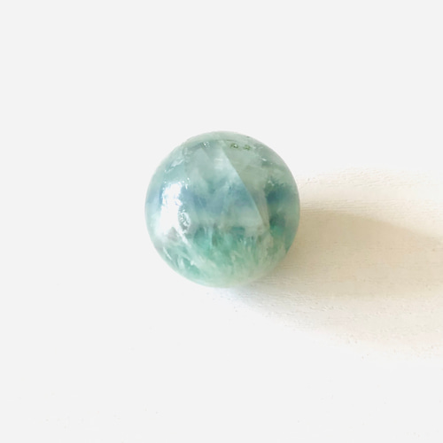 希少！エンジェルフェザーフローライト丸玉(30mm) 天然石 虹色の星
