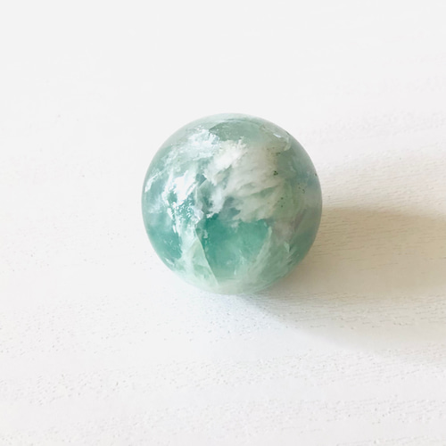 希少！エンジェルフェザーフローライト丸玉(30mm) 天然石 虹色の星