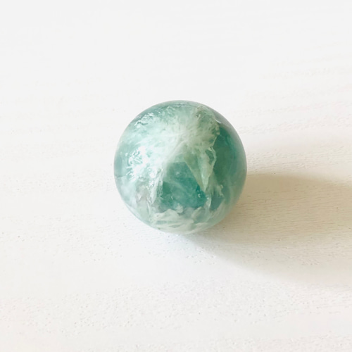 希少！エンジェルフェザーフローライト丸玉(30mm) 天然石 虹色の星