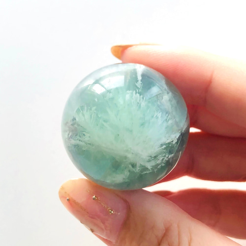 希少！エンジェルフェザーフローライト丸玉(30mm) 天然石 虹色の星