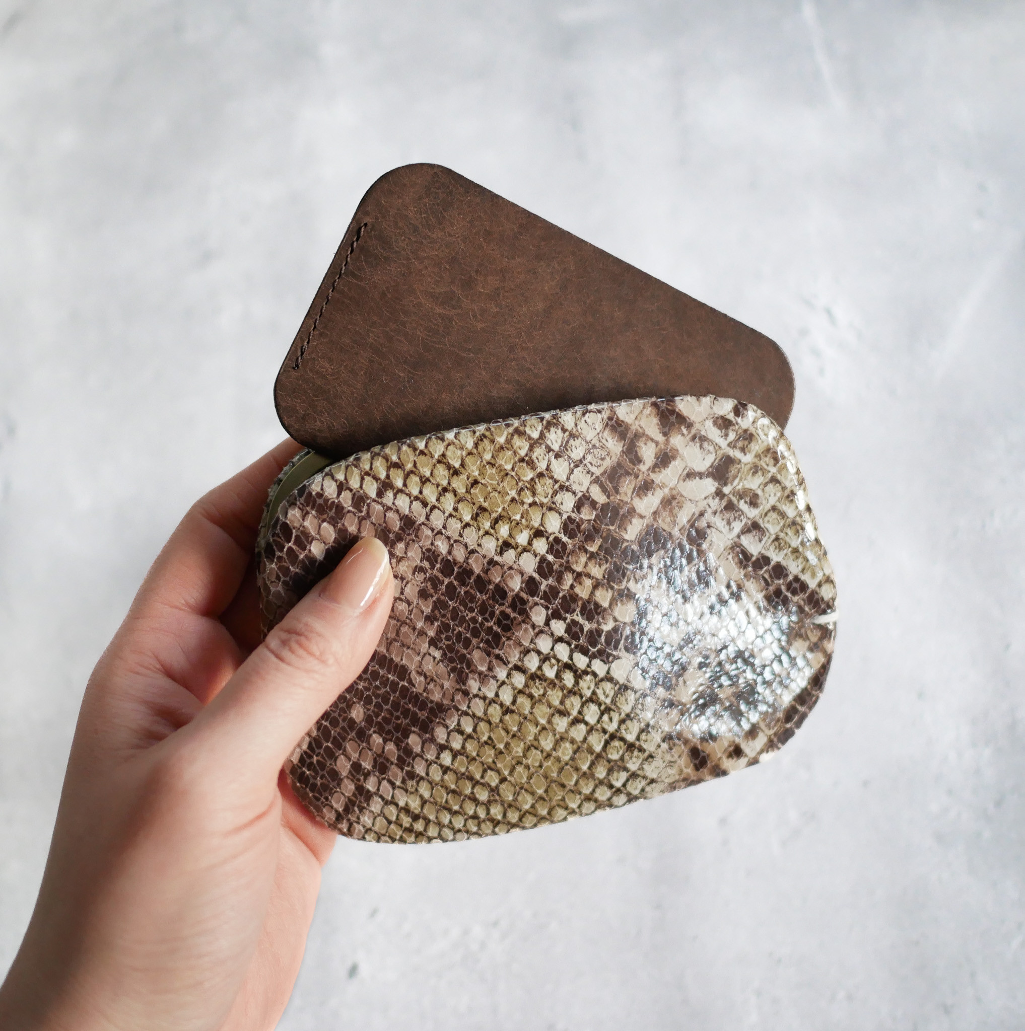 薄さが嬉しい！ミニマムな「スナップウォレット・M」　パイソン柄ベージュ