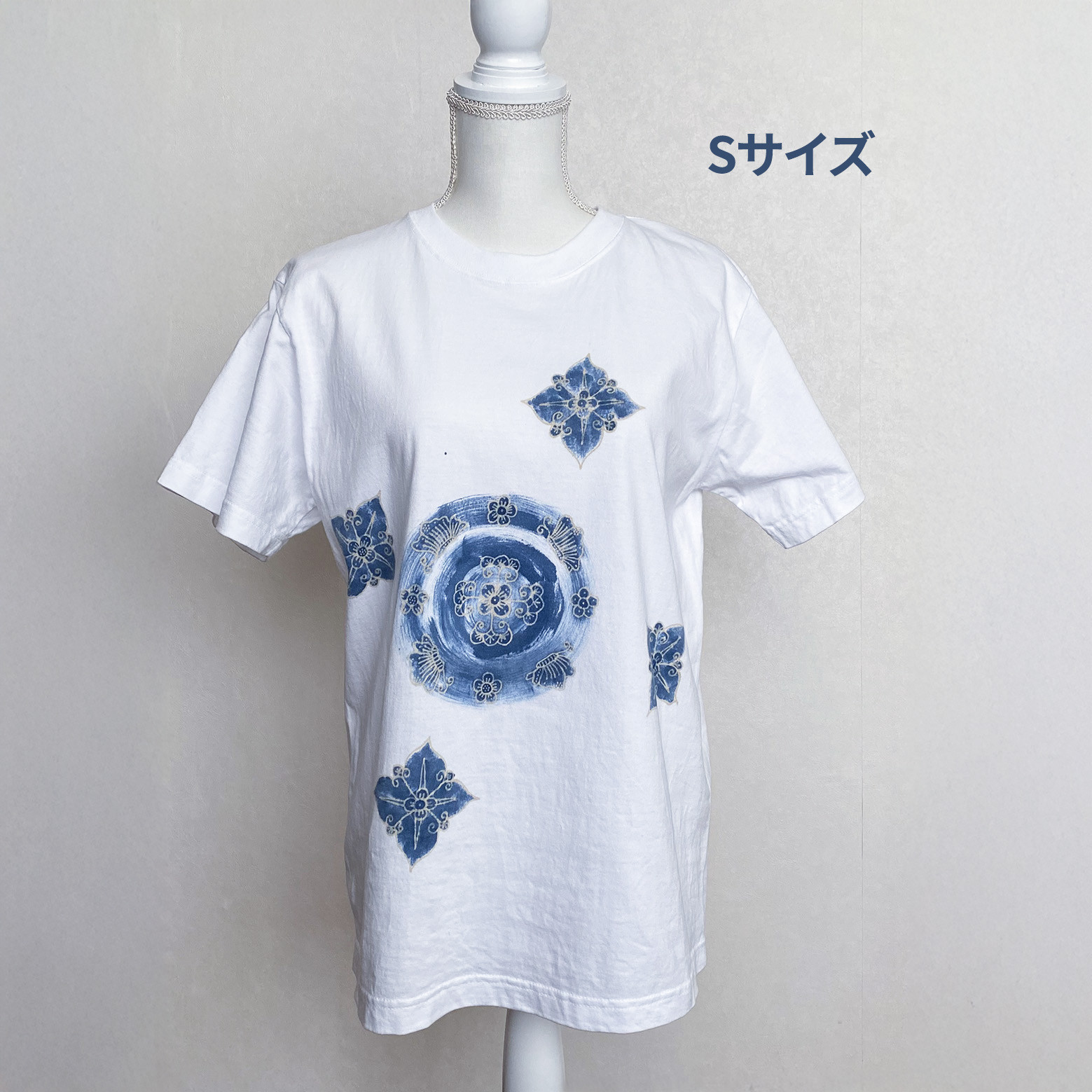 ビッグTシャツ　藍染め＆ろうけつ染め　白地に花蝶模様　＜受注生産＞