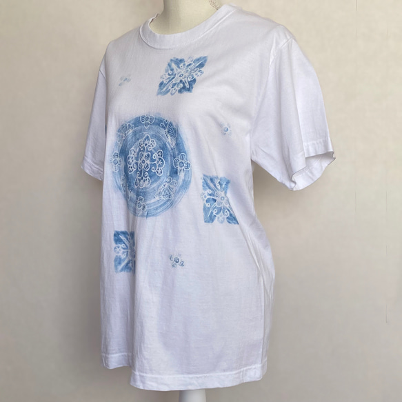 ＜ワケありな逸品＞手描き更紗＊ビッグTシャツ 白地に藍染め 花蝶模様 2枚目の画像