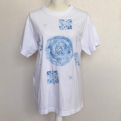 ＜ワケありな逸品＞手描き更紗＊ビッグTシャツ 白地に藍染め 花蝶模様 1枚目の画像