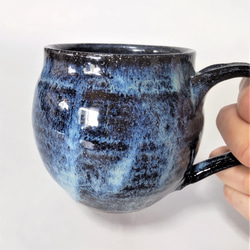 幻像的な青色のマグカップ（大きめ） 1枚目の画像