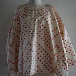 【再Sale】【送料無料】赤の十字柄がかわいい着物の反物で作ったAラインのブラウス。オープニングセール。 1枚目の画像