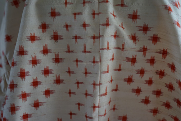 【再Sale】【送料無料】赤の十字柄がかわいい着物の反物で作ったAラインのブラウス。オープニングセール。 4枚目の画像