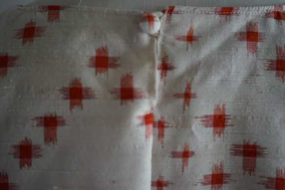 【再Sale】【送料無料】赤の十字柄がかわいい着物の反物で作ったAラインのブラウス。オープニングセール。 5枚目の画像