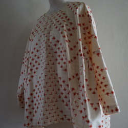 【再Sale】【送料無料】赤の十字柄がかわいい着物の反物で作ったAラインのブラウス。オープニングセール。 2枚目の画像