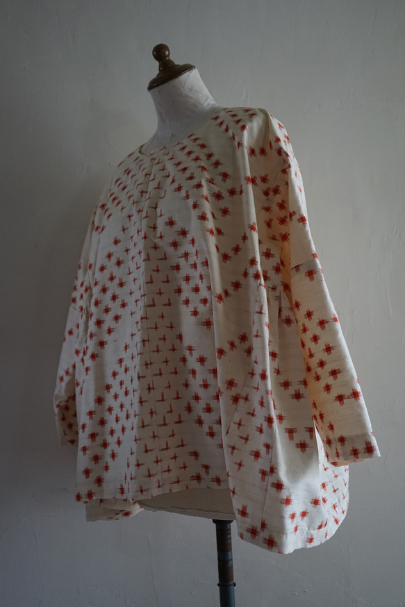 【再Sale】【送料無料】赤の十字柄がかわいい着物の反物で作ったAラインのブラウス。オープニングセール。 2枚目の画像
