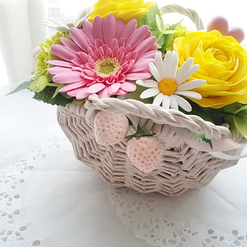 【strawberry】クレイフラワー♡バスケット型フラワーアレンジメント strawberry】クレイフラワー♡バスケット型フラワーアレンジメント